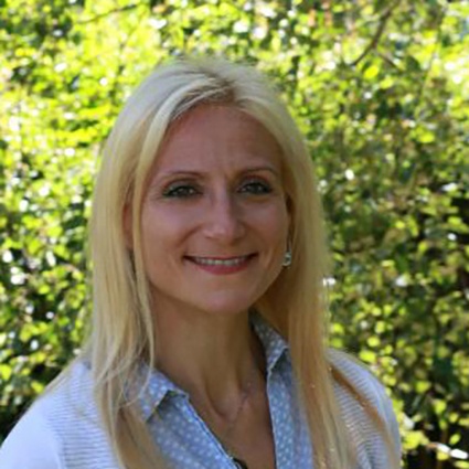 Karine Lo Surdo : Thérapeute Quantique en Hypnose Intégrative, Ericksonienne, en PNL, Médium, Accompagnatrice du (R)éveil de l’Âme et Spécialiste des déprogrammations et reprogrammations cellulaires.